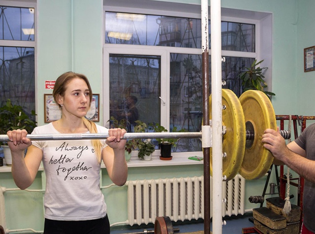 Как вы думаете, чем по жизни занимается эта девушка?
