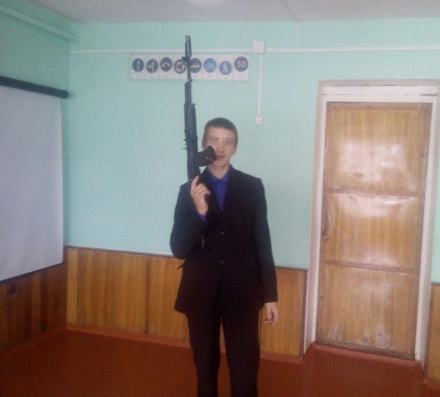 Хотел отомстить однокласснику. Ученик устроил стрельбу у школы под Красноярском    