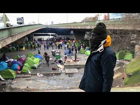 Париж расчищают от парижан-палаточников