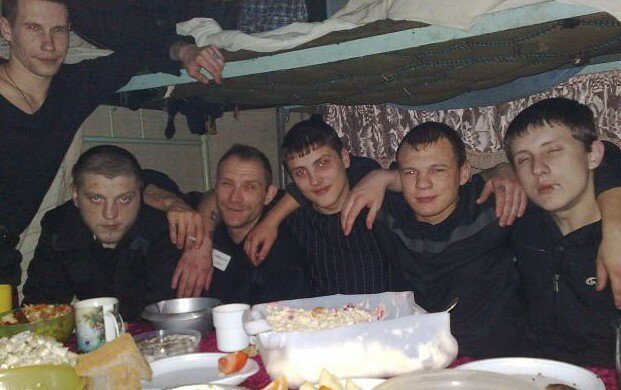 Икра, алкоголь и оливье: как празднуют Новый год на зоне