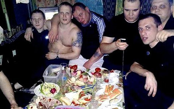 Икра, алкоголь и оливье: как празднуют Новый год на зоне