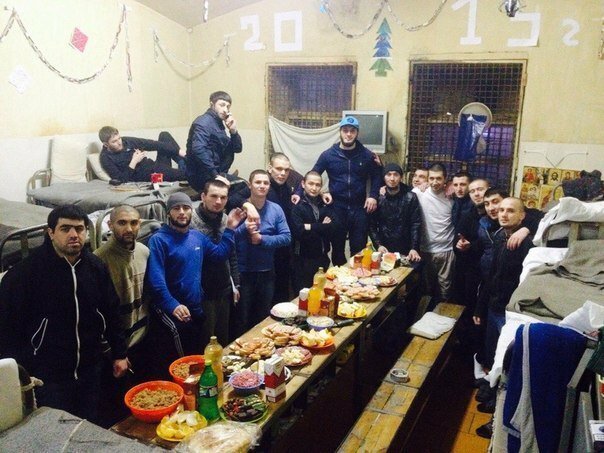 Икра, алкоголь и оливье: как празднуют Новый год на зоне