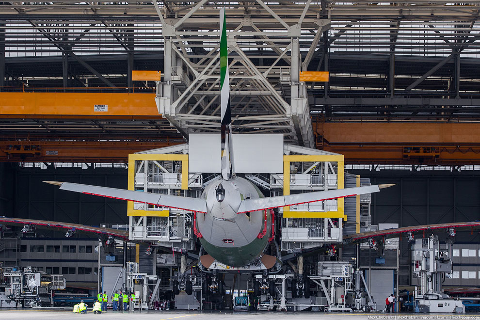 Процесс производства самого большого в мире пассажирского самолета Процесс производства самого большого в мире пассажирского самолета