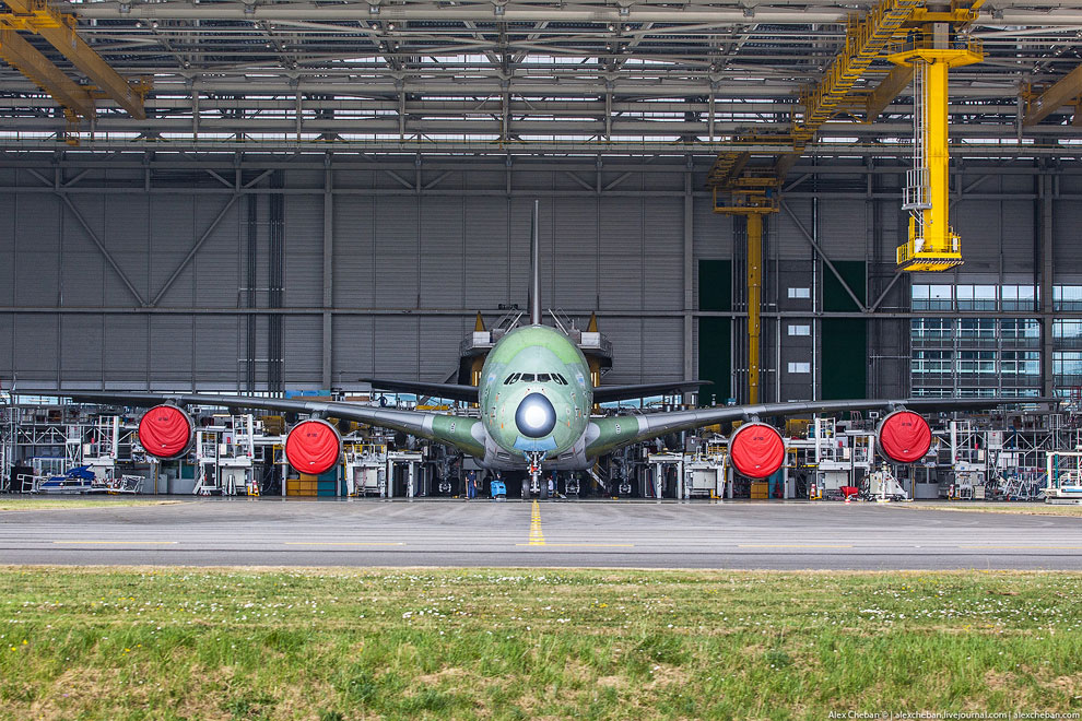 Процесс производства самого большого в мире пассажирского самолета Процесс производства самого большого в мире пассажирского самолета