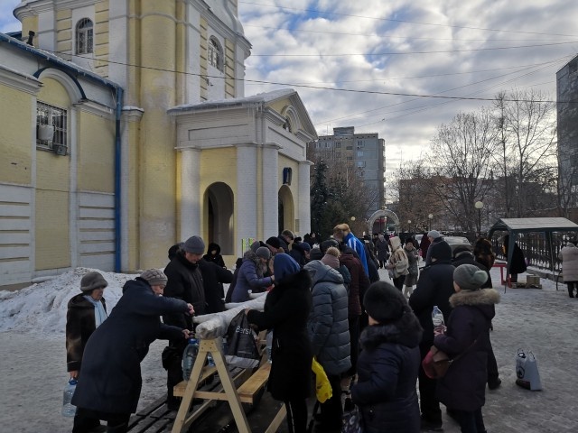 Очередь за святой водой в Туле