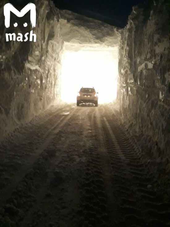 Дорожники пытаются очистить Транскавказскую автомагистраль