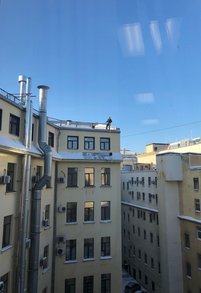 Очистка снега с крыш по-питерски
