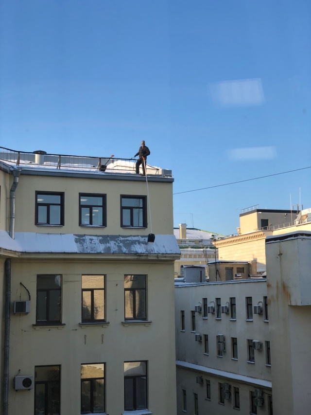 Очистка снега с крыш по-питерски