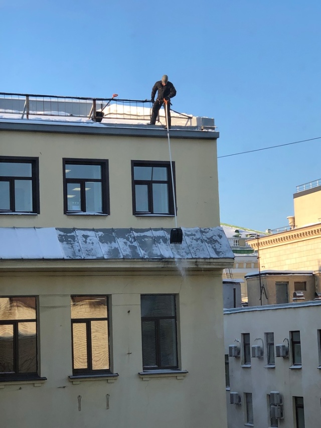 Очистка снега с крыш по-питерски