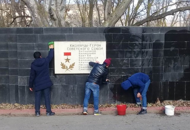 Пользователи сети оценили публичное наказание провинившихся молодых людей