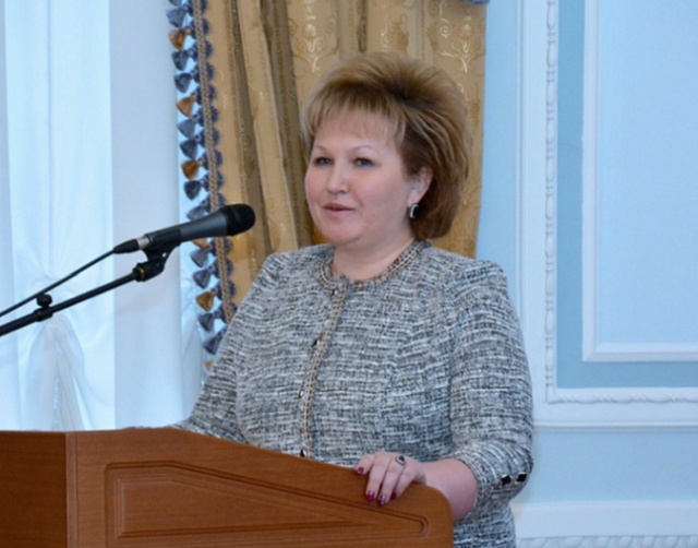 Спикер Новгородской думы Елена Писарева пояснила, что женщинам после 30 лет уже не нужны деньги за рождение ребёнка