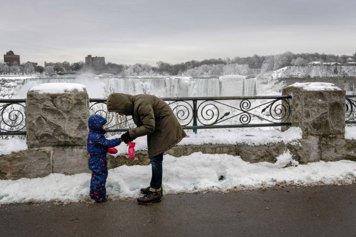 Ниагарский водопад покрылся льдом