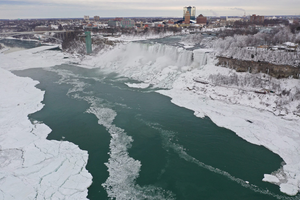 Ниагарский водопад покрылся льдом