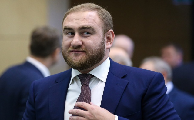 Сенатора от Карачаево-Черкесии Рауфа Арашукова задержали во время заседания Совета Федерации