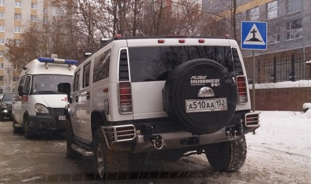 Внедорожник Hummer перегородил дорогу машине скорой помощи