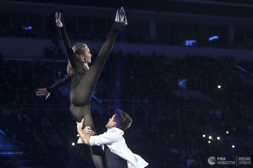 Фигуристка Александра Степанова удивила зрителей своим нарядом