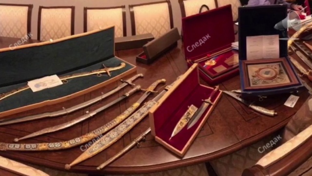 Вещи, изъятые при обысках у сенатора Рауфа Арашукова и его отца