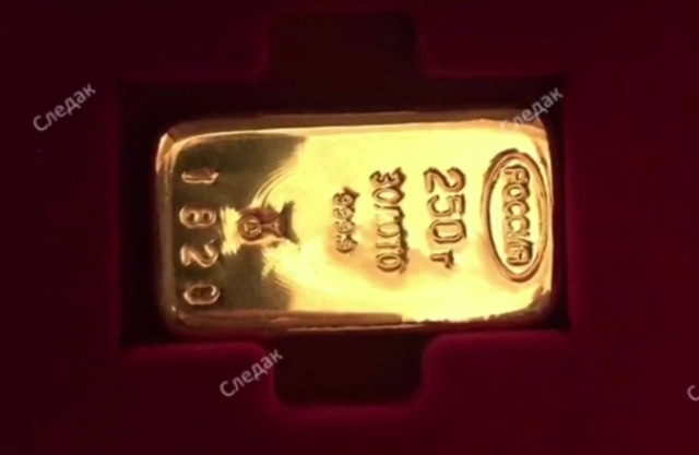 Вещи, изъятые при обысках у сенатора Рауфа Арашукова и его отца