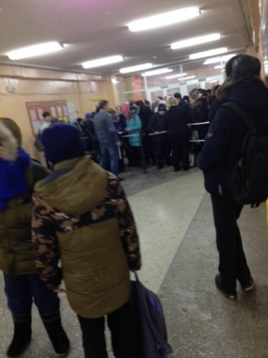 В школу платный вход. Приехали    