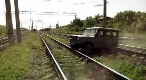 Как машинист готовится к столкновению с авто
