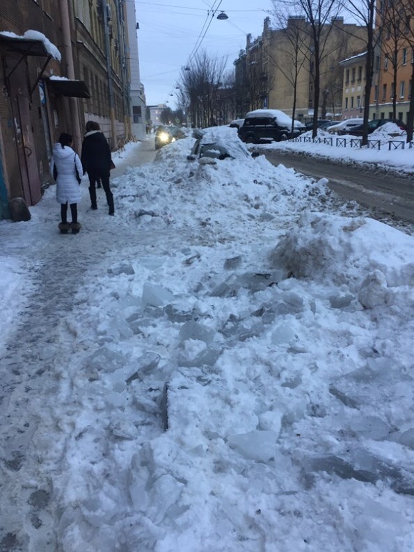 Работники ЖЭС разбили припаркованный возле дома автомобиль