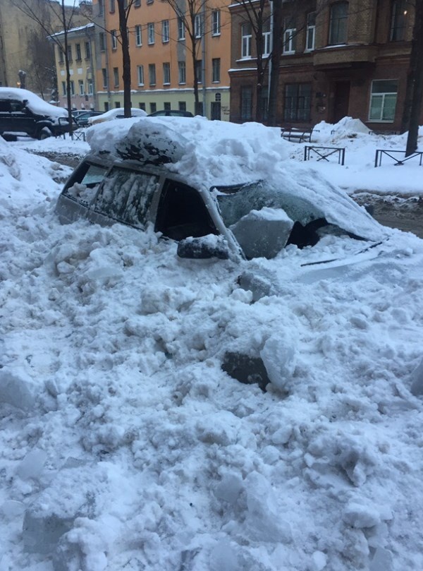 Работники ЖЭС разбили припаркованный возле дома автомобиль
