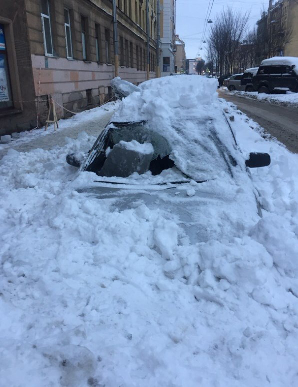 Работники ЖЭС разбили припаркованный возле дома автомобиль