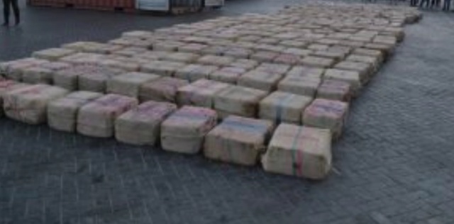Полиция Кабо-Верде показала 9,5 тонн кокаина с задержанного судна ESER с россиянами