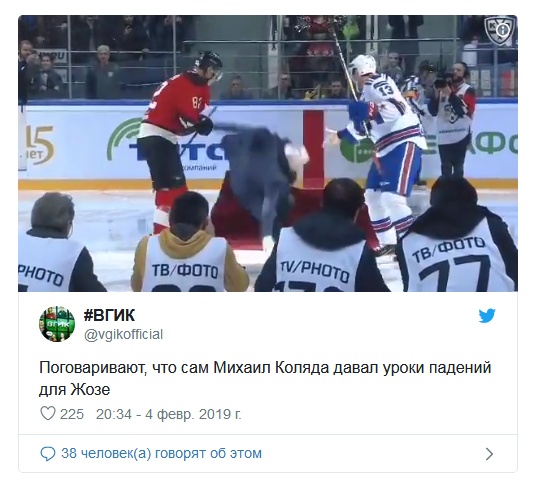 Падение Жозе Моуринью во время символического вбрасывания на матче КХЛ