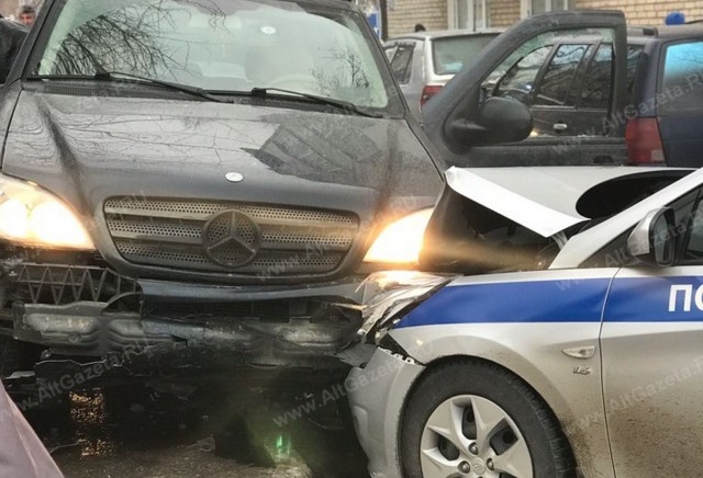 Неадекватный водитель протаранил 20 автомобилей, пытаясь уйти от полицейской погони в Подмосковье