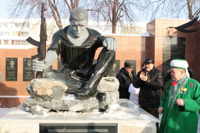 Новый памятник на мемориальном комплексе в Салавате возмутил жителей города
