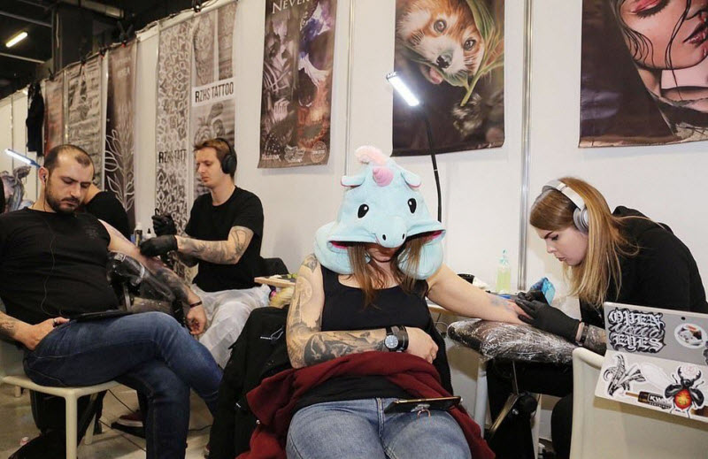 Сотни поклонников татуировок собрались на ежегодную конференцию в Милане