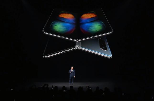 Новинки от Samsung: складной смартфон и флагман Galaxy S10