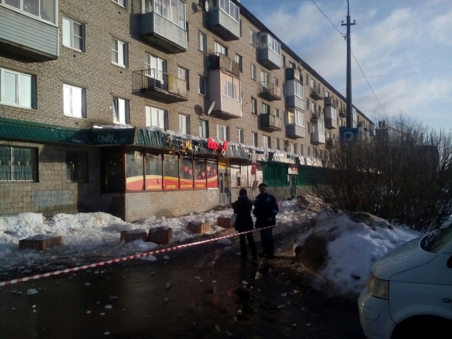 Очистка крыши от наледи в Тихвине. Такого вы еще не видели
