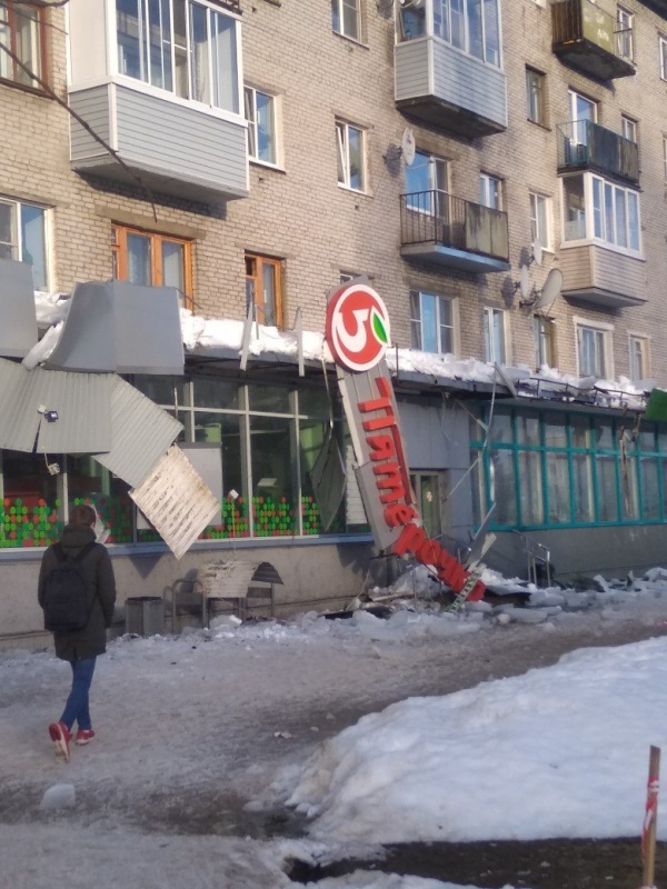 Очистка крыши от наледи в Тихвине. Такого вы еще не видели