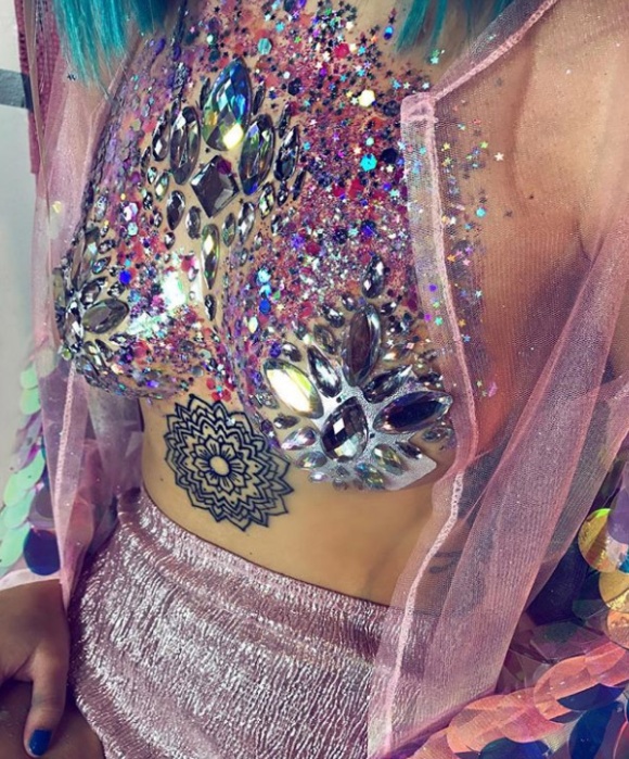 Уличная художница Софи Фи, запустившая тренд "GlitterBoobs", заработала больше миллиона фунтов за год
