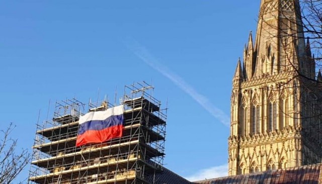 На соборе в Солсбери появился российский флаг