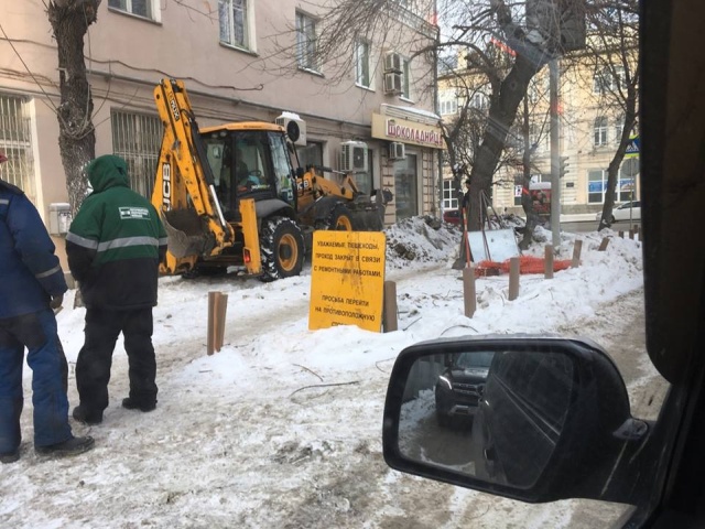 Коммунальщики перекопали экскаватором образцовый газон в Екатеринбурге