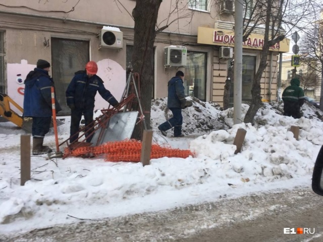 Коммунальщики перекопали экскаватором образцовый газон в Екатеринбурге