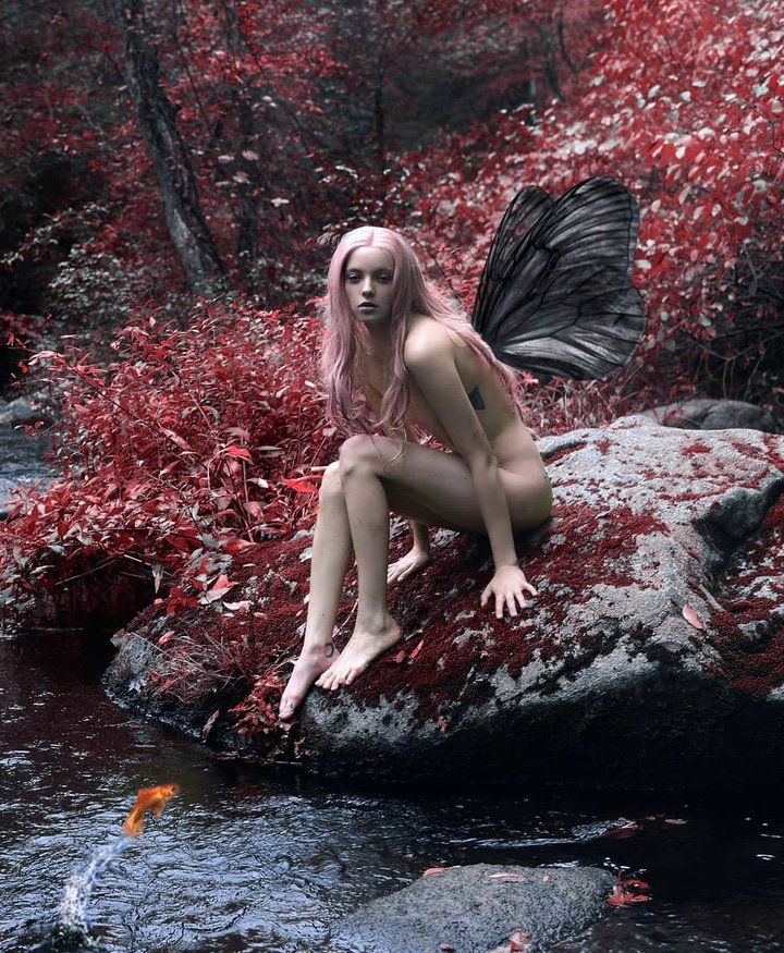 Хрупкая белокурая модель и ее жесткие фотосессии