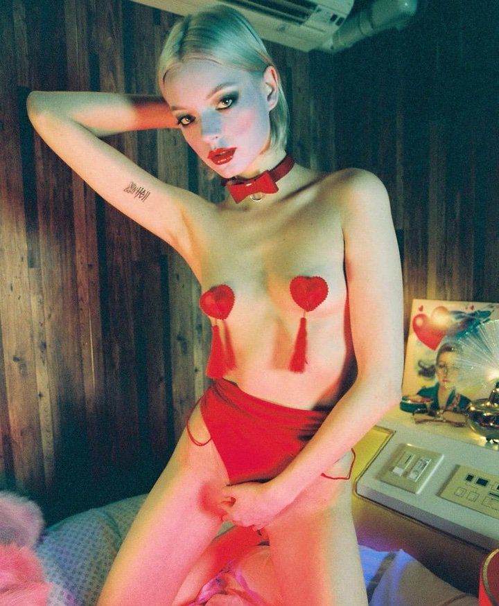 Хрупкая белокурая модель и ее жесткие фотосессии