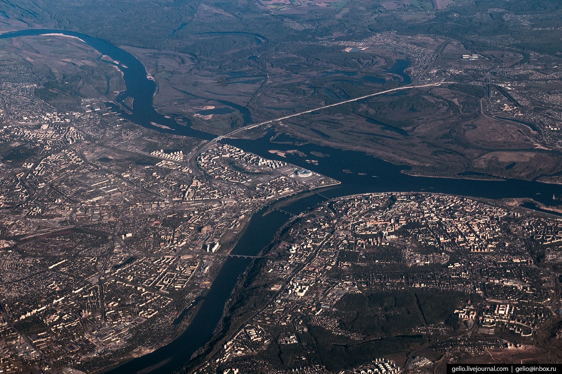 Красочные фотографии, сделанные из иллюминатора самолета