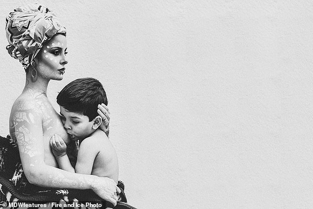 Безумная материнская любовь: женщина кормит 4-летнего сына грудью, а сеть негодует