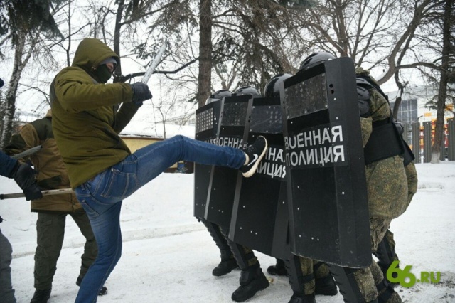 Школьникам показали, как военная полиция разгоняет митинги