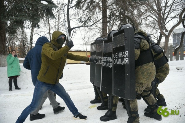 Школьникам показали, как военная полиция разгоняет митинги