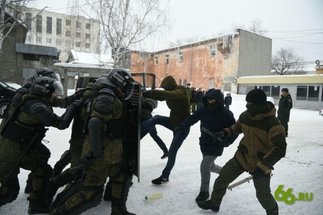 Школьникам показали, как военная полиция разгоняет митинги