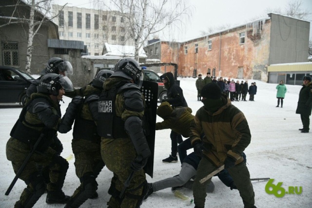 Школьникам показали, как военная полиция разгоняет митинги
