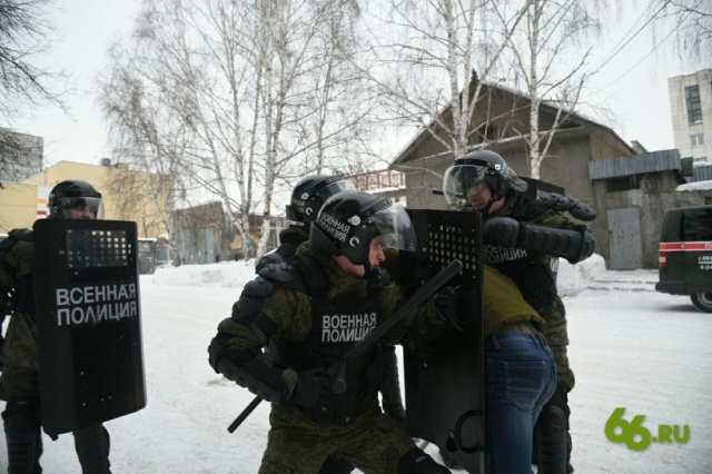 Школьникам показали, как военная полиция разгоняет митинги