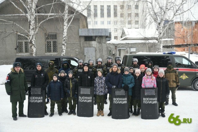 Школьникам показали, как военная полиция разгоняет митинги