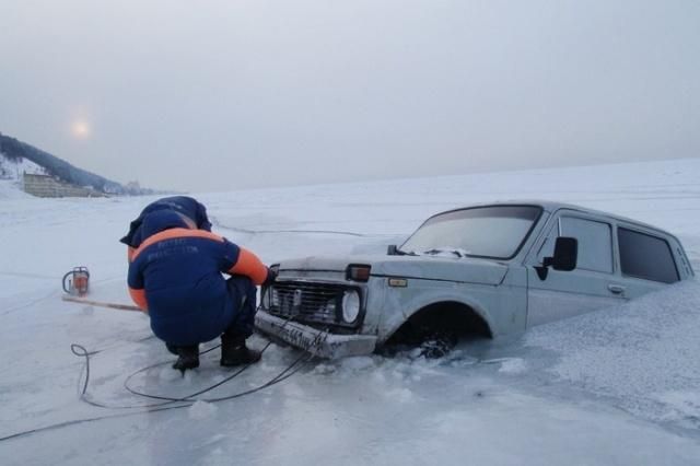 Когда приехавшие рыбачить на Байкал переоценили прочность льда
